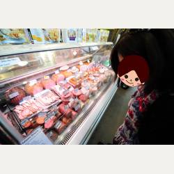 ayumilog | Vancouver | グランビルアイランド | サラミうまそ~。悩んでいると色々試食させてもらいました! ayumilog | Vancouver | グランビルアイランド | サラミうまそ~。悩んでいると色々試食させてもらいました!