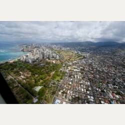 ayumilog | Hawaii | ヘリコプターでオアフ島 空の旅 | ダイヤモンドヘッドの真上あたり。 ayumilog | Hawaii | ヘリコプターでオアフ島 空の旅 | ダイヤモンドヘッドの真上あたり。
