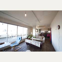 ayumilog | Chiba | 館山 Cafe Tsumugi | 縦長な店内。真ん中の大きいソファ席get! ayumilog | Chiba | 館山 Cafe Tsumugi | 縦長な店内。真ん中の大きいソファ席get!