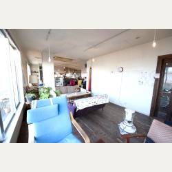 ayumilog | Chiba | 館山 Cafe Tsumugi | 白い壁に古材を使った床。アンティークな感じ。 ayumilog | Chiba | 館山 Cafe Tsumugi | 白い壁に古材を使った床。アンティークな感じ。