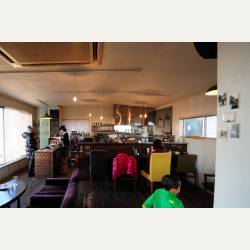 ayumilog | Chiba | 館山 Cafe Tsumugi | カラフルな椅子に木っていいね。 ayumilog | Chiba | 館山 Cafe Tsumugi | カラフルな椅子に木っていいね。