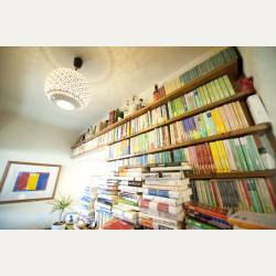 ayumilog | Chiba | セントシュバイン(自家製ソーセージ) | 無造作に並んでる本たち。なんかお洒落~ ayumilog | Chiba | セントシュバイン(自家製ソーセージ) | 無造作に並んでる本たち。なんかお洒落~