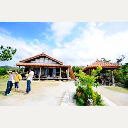 ayumilog | Okinawa | ピザ喫茶 花人逢 | 広々とした店内 ayumilog | Okinawa | ピザ喫茶 花人逢 | 広々とした店内