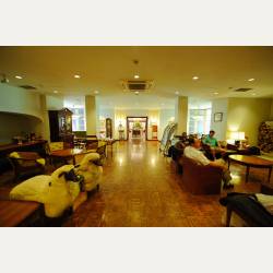 ayumilog | Karuizawa | 旧軽井沢ホテル音羽ノ森 | 木のぬくもりを感じるエントランスホール ayumilog | Karuizawa | 旧軽井沢ホテル音羽ノ森 | 木のぬくもりを感じるエントランスホール