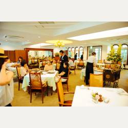 ayumilog | Karuizawa | 旧軽井沢ホテル音羽ノ森 | 明るい朝食部屋。 ayumilog | Karuizawa | 旧軽井沢ホテル音羽ノ森 | 明るい朝食部屋。