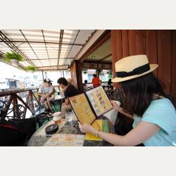 ayumilog | Karuizawa | ミカドコーヒー 軽井沢旧道店 | 私達はテラス席へ。 ayumilog | Karuizawa | ミカドコーヒー 軽井沢旧道店 | 私達はテラス席へ。